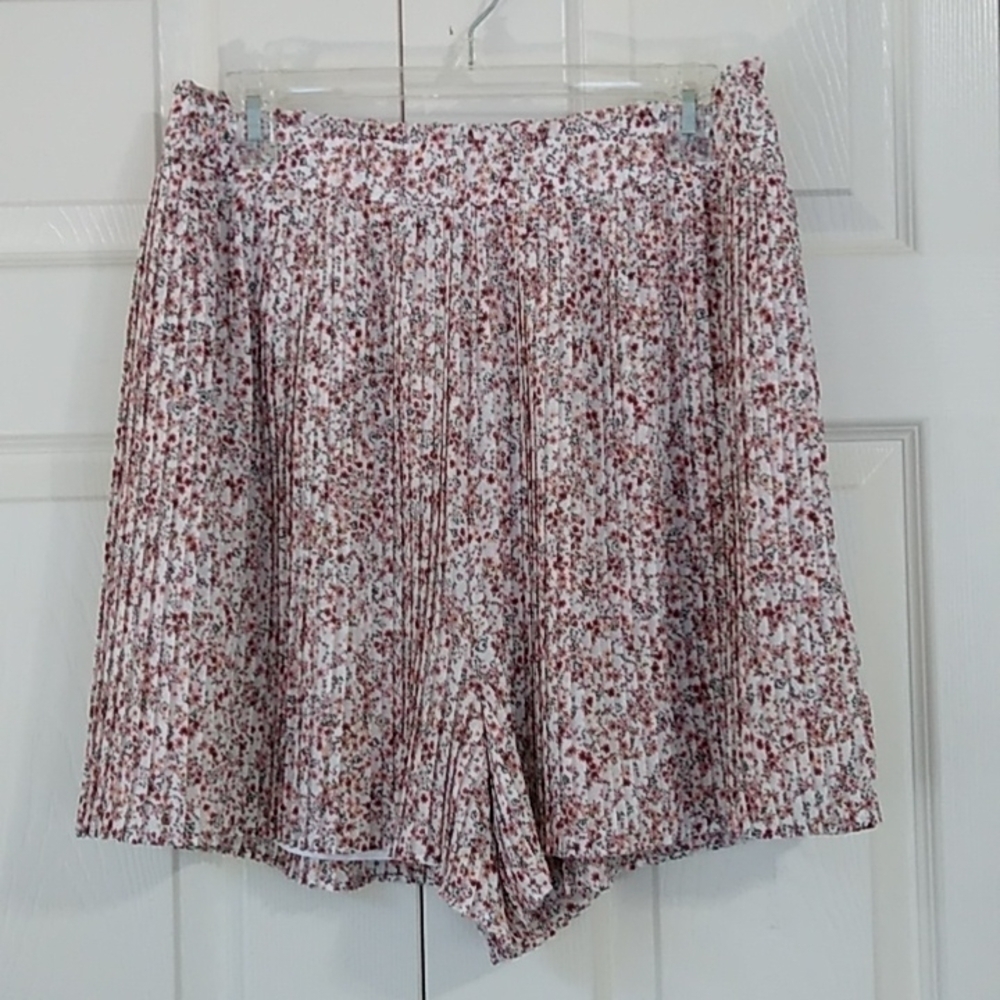Loft High Waisted Floral Pleated Shorts - Picture 6 of 15